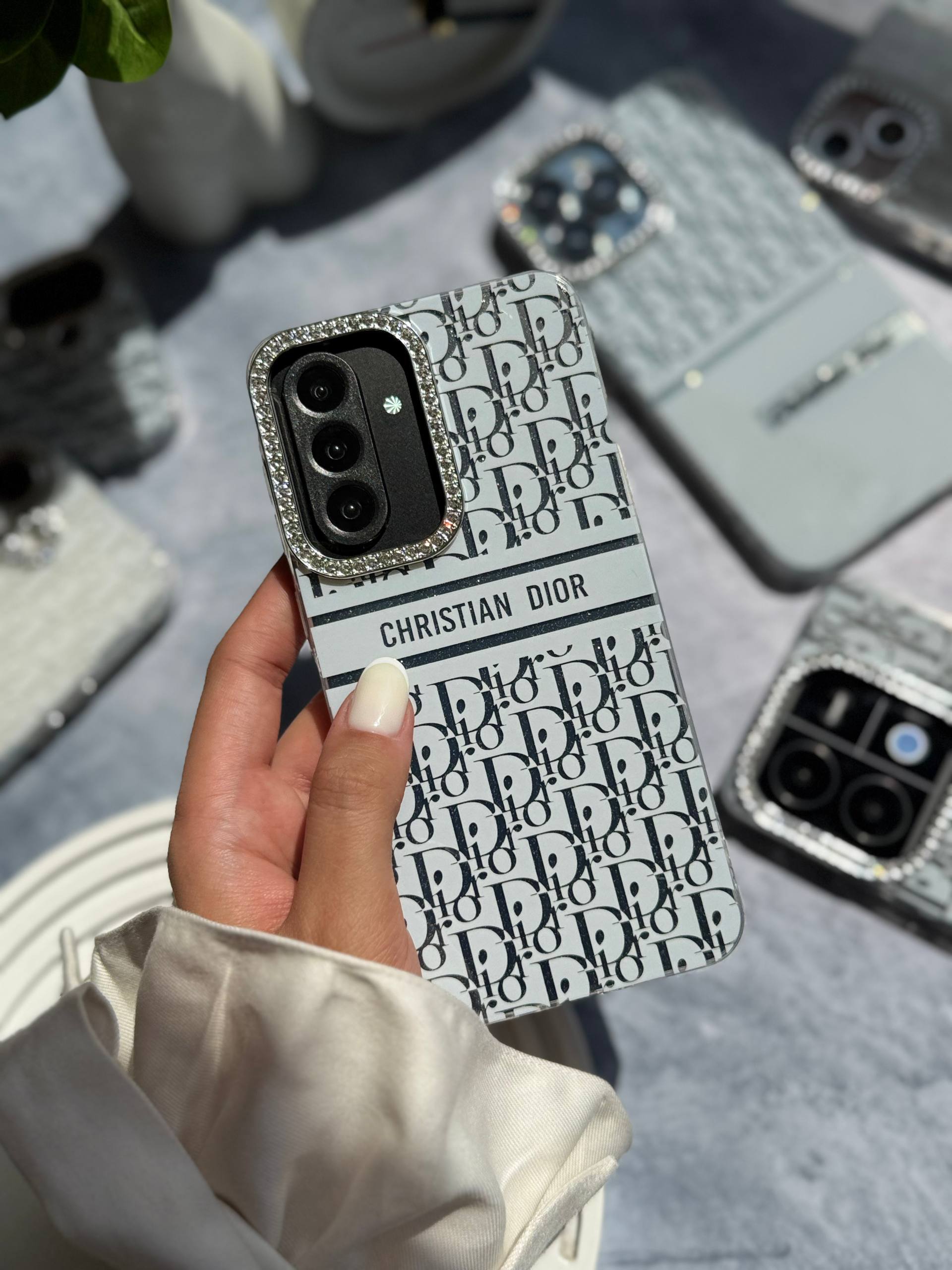 قاب White Christian Dior دور لنز نگین